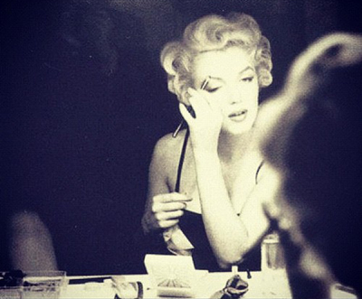 Marilyn Monroe applying makeup