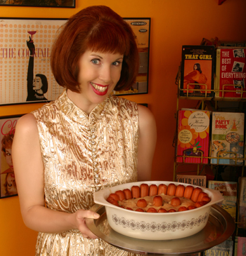 Kelly Patterson stars in the YouTube video series The Velveteen Lounge Kitsh-en.